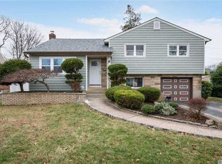 8 Sherwood Rd, Levittown, NY 11756