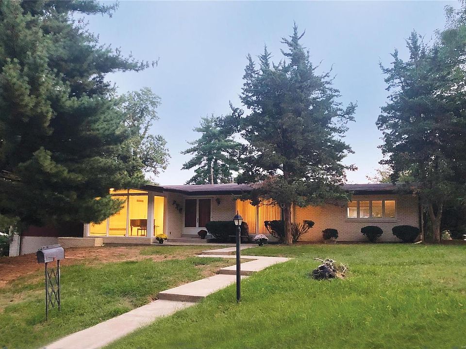 1st image of 10 Dumbarton Dr