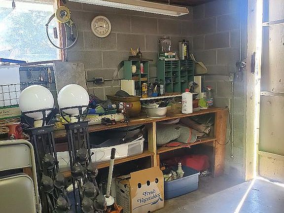 4th image of 948 Lorine Ln