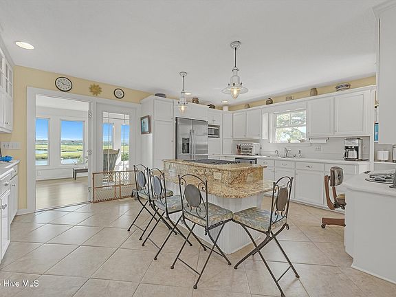5th image of 502 N Shore Drive W