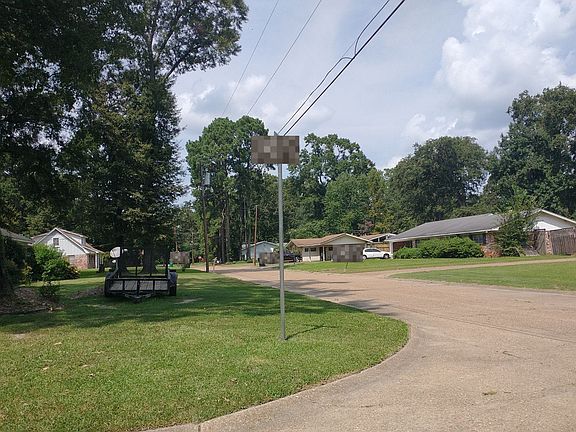 4th image of 17 Longwood Dr