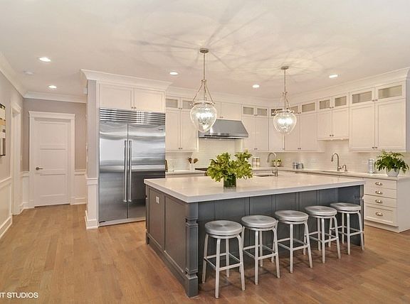 2nd image of 549 W Roscoe St #1