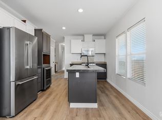 48 Cedarwood Ln, Bakersfield, CA 93308