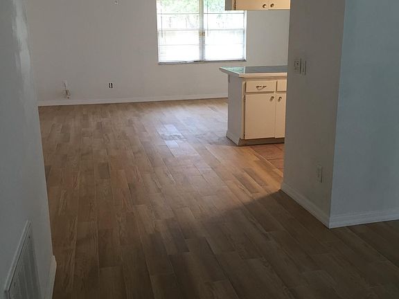3rd image of 2788 Meadow Wood Dr