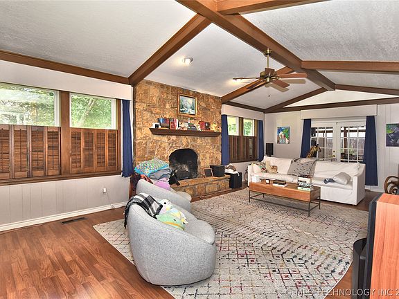 3rd image of 1209 Oakwood Dr