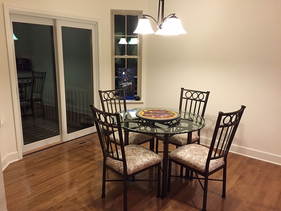Breakfast nook, pre-decor