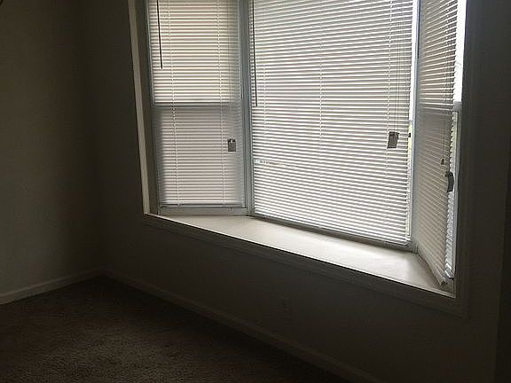 bay window dining room