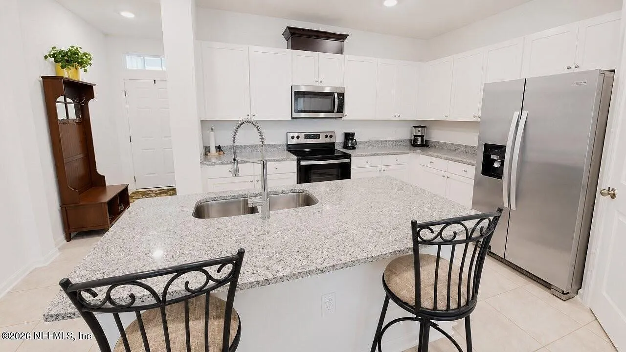 3 bed, 2.5 bath, 1722 sqft, $2,500 — Photo 2