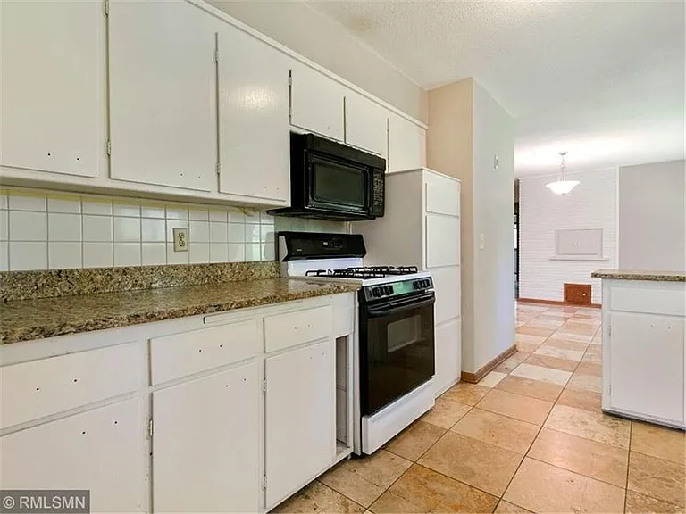 16020 Temple Dr — Photo 4
