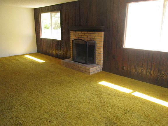 4th image of 1015 SE Lundy Ln
