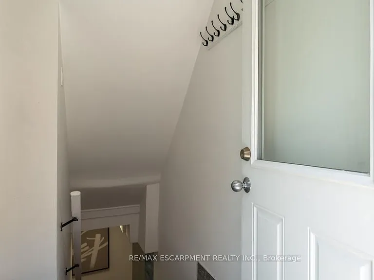239 Cloverdale Ave E #LOWER — Photo 3