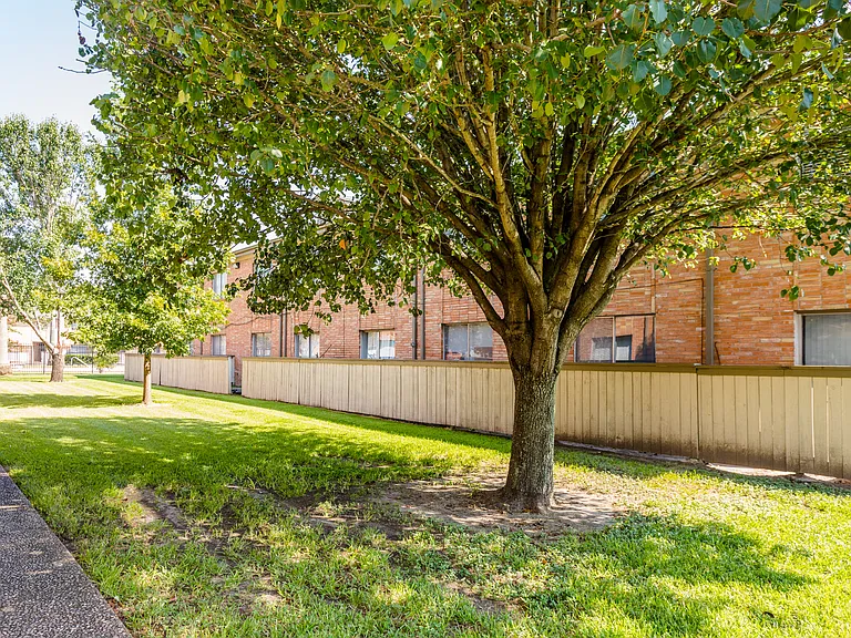 Red Pines Apartments — Photo 26