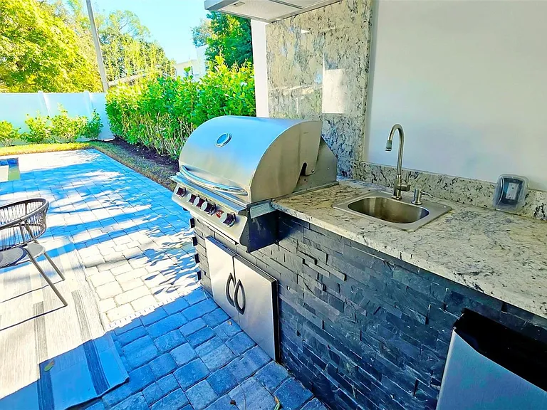 1156 Cocoanut Ave — Photo 38