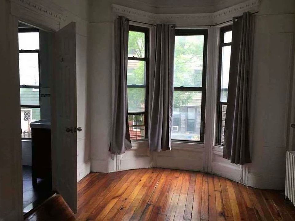 2nd image of 119 Calyer St #2A