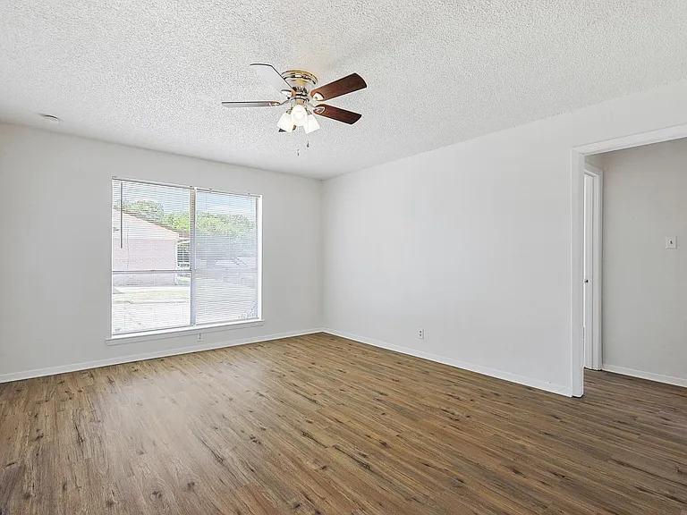 2637 W Randol Mill Rd — Photo 11