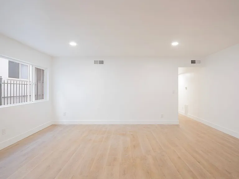 1626 N Fuller Ave — Photo 3