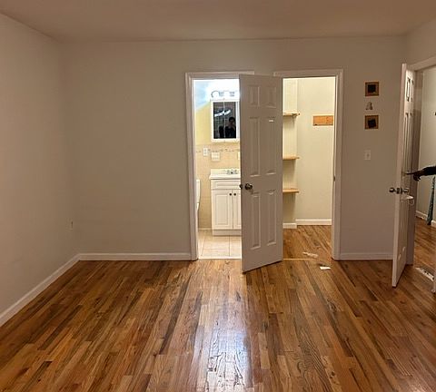 Master bedroom w full bath