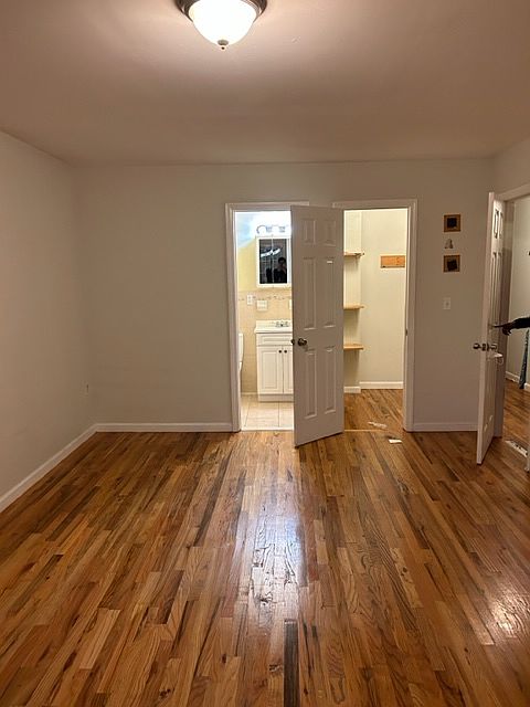 Master bedroom w full bath