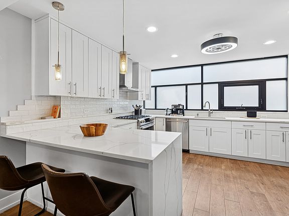 5th image of 2906 N Sheridan Rd