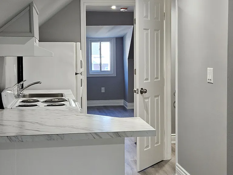 214 Rosslyn Ave S #2 — Photo 8