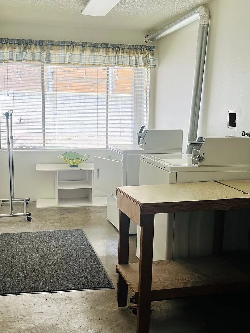 Charming 1-Bedroom Apartment in Highland Park Freshly Updated & Conveniently Located — Photo 4