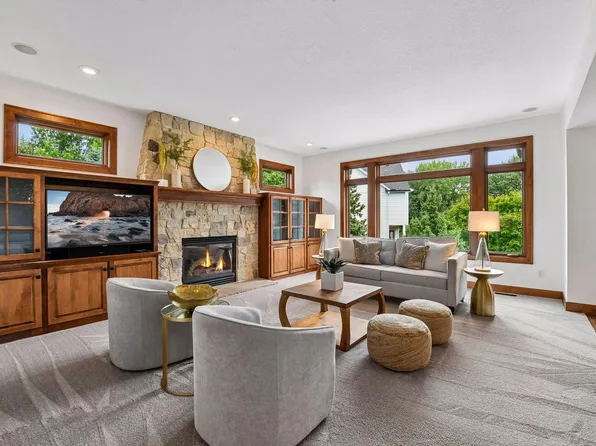 10053 Trails End Rd, Chanhassen, MN 55317