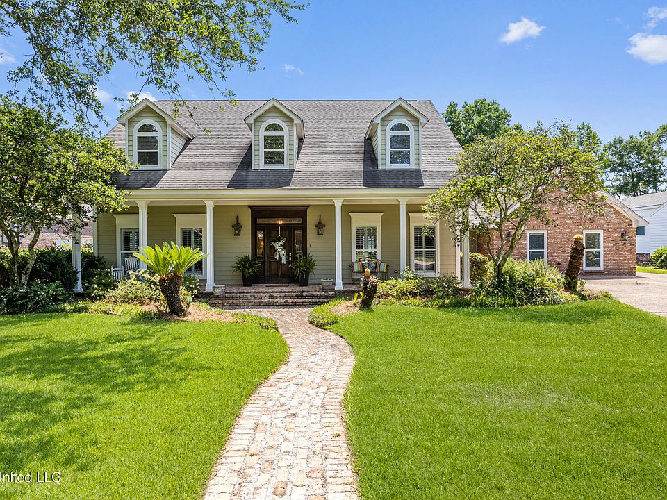 1st image of 28 Old Oak Ln