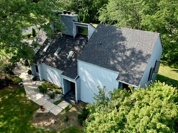 25922 W Apache Ln, Lake Barrington, IL 60010