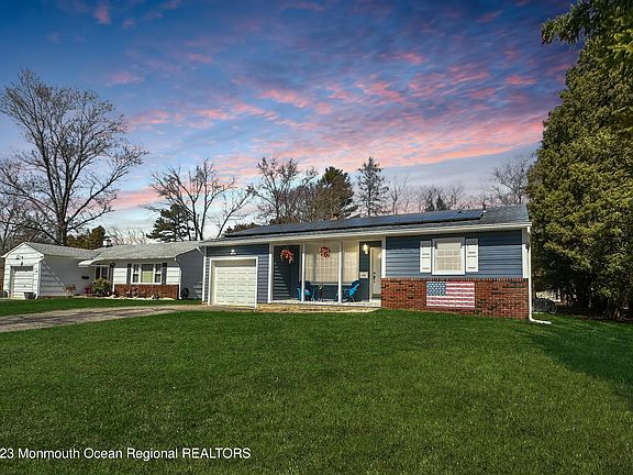 2nd image of 1100 Edgebrook Drive S