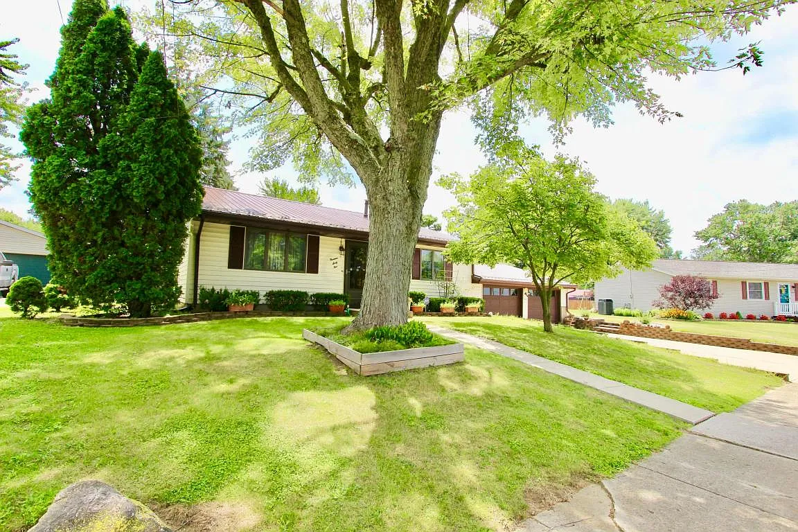 1461 Amherst Dr photo 1