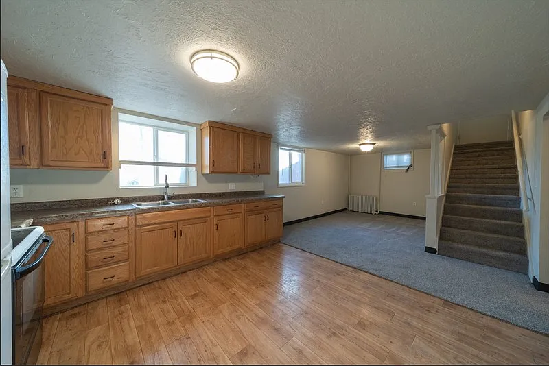 Spacious Basement Apartment- 2+ Bed/1 Bath — Photo 4