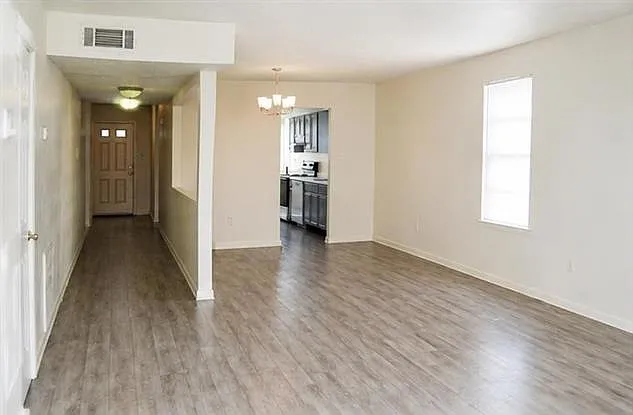 3 bed, 1.5 bath, 1750 sqft, $1,800 — Photo 2