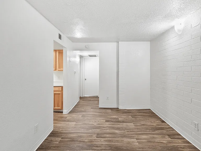 Bella Vista Apartments — Photo 10