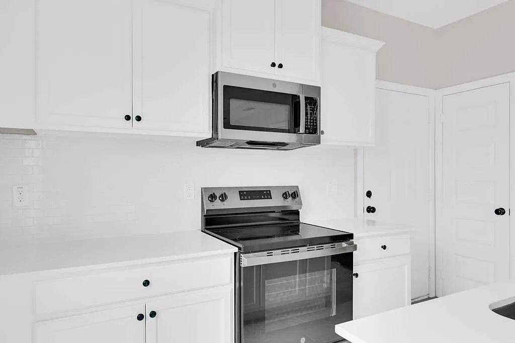 3 bed, $1,200 — Photo 2
