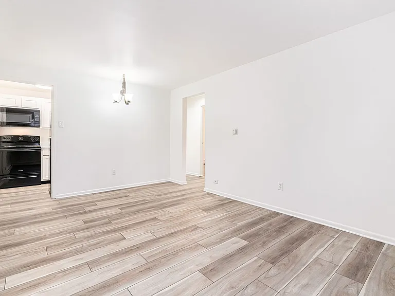 Lindsay Court Apartments — Photo 9