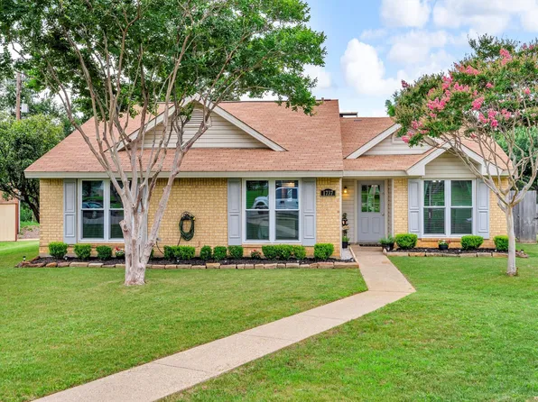 1737 Live Oak Ct, Lewisville, TX 75067