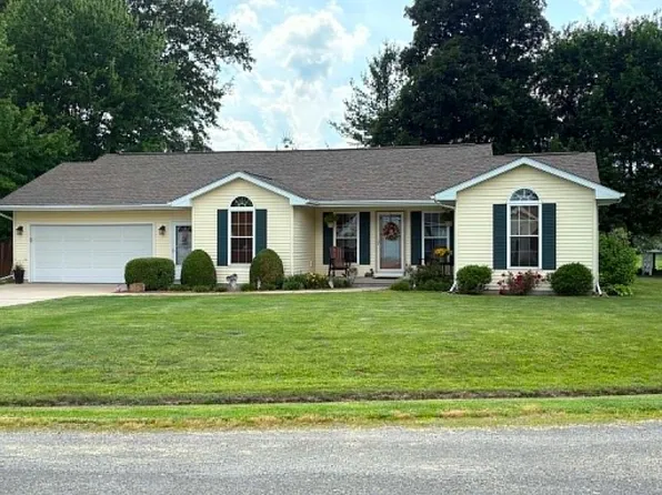 7 Carol Ct, Taylorville, IL 62568