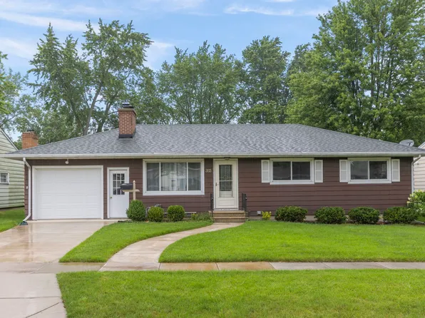 355 Orchard Ln, Sycamore, IL 60178