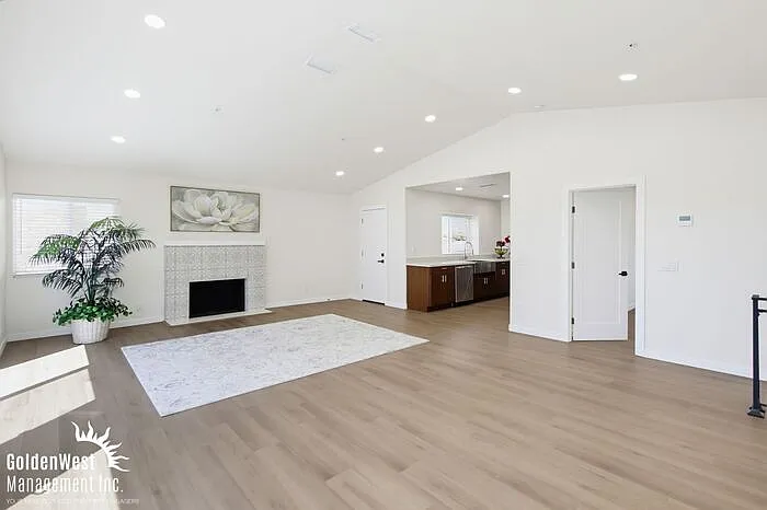 4 bed, 2.5 bath, 1694 sqft, $5,200 — Photo 3