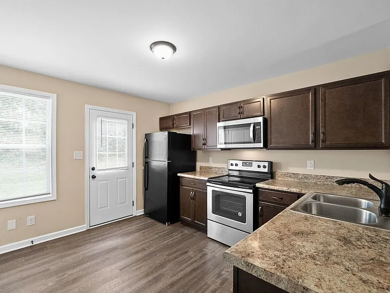 Appleton Dr - 614 (x4) — Photo 2