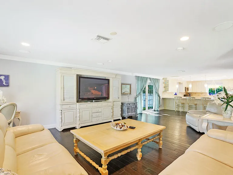 17 E Ocean Ave — Photo 7