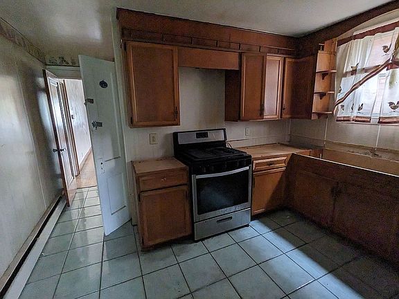 5th image of 1062 Van Buren St