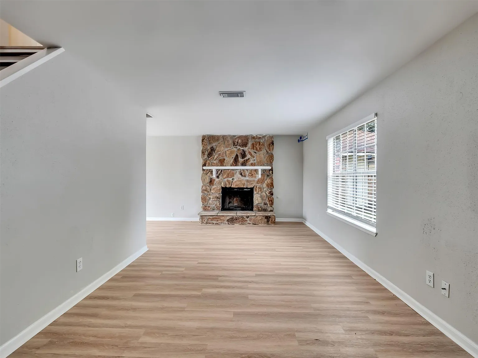3 bed, 2.5 bath, 1350 sqft, $1,800 — Photo 3