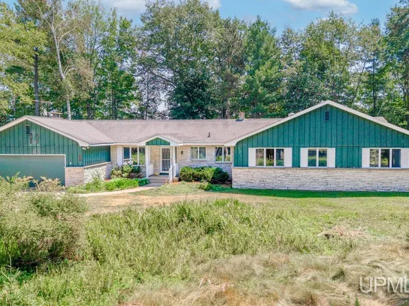 709 Loueda St, Gladstone, MI 49837