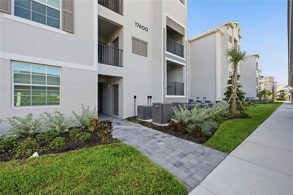 2 bed, 2.0 bath, 1154 sqft, $5,500 — Photo 2