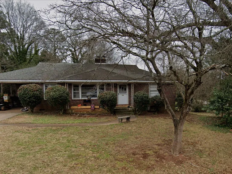 214 Wesley St — Photo 1