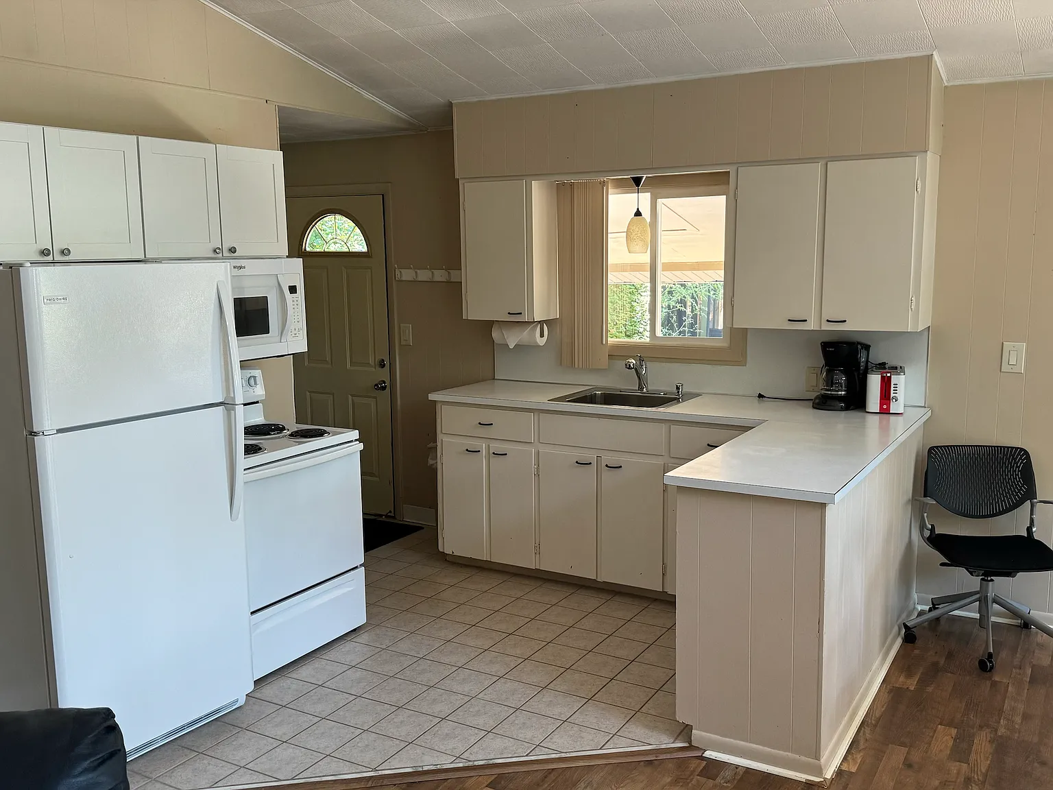 2500 Lakefront Dr — Photo 2