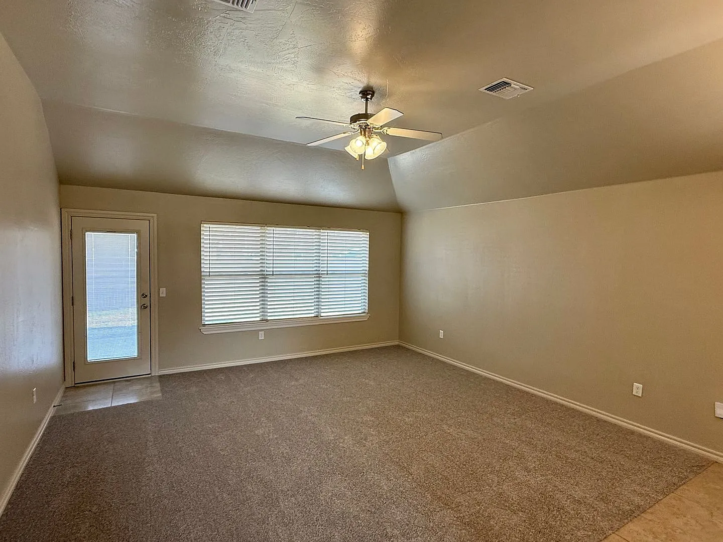 Cute 4 Bedroom With Storm Shelter — Photo 2