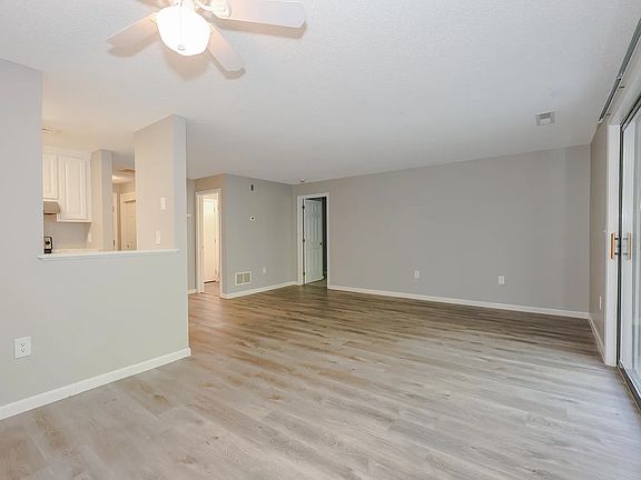4th image of 40 Dogwood Dr #105