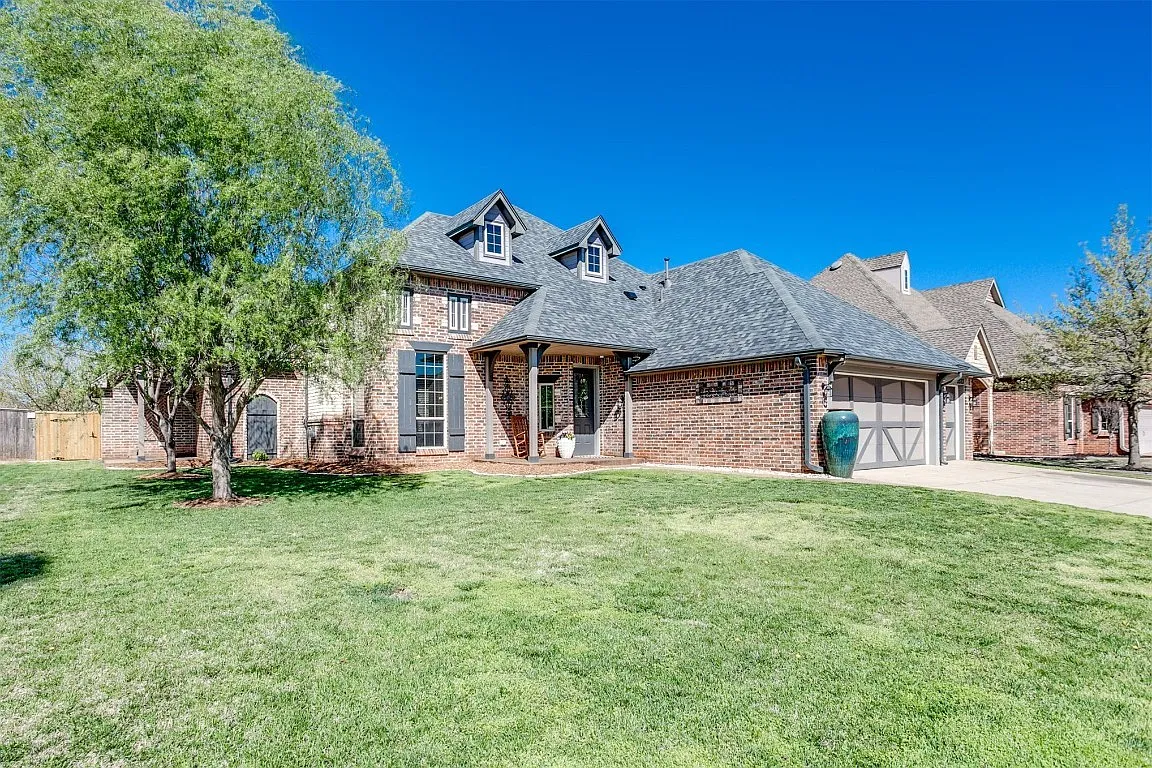 5 bed, 2.5 bath, 2546 sqft, $2,850 — Photo 2